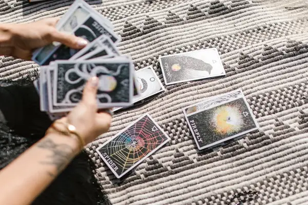 Astrologiske symboler på en kreativ bakgrunn